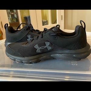 Men’s Under Armour running shoes 9 Like New!